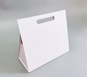 Elegante Scatola Regalo Pieghevole a Forma Triangolare Disponibile in Rosa/Bianco/Nero/Grigio con Stampa Personalizzabile in Cartoncino Grigio - Product Image 6
