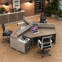 Poste de travail multi-personnes en cluster, configuration étoile, plateau en grain de bois, cadre en aluminium, écran de confidentialité, socle mobile, 3 à 6 places