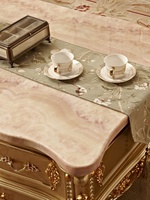 Table basse de style européen et français en bois massif luxueux avec plateau en marbre couleur champagne, design sculpté et espace de rangement, meuble TV
