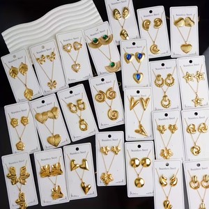 סט תכשיטים תואם מפלדת אל-חלד בסיטונאות, היפואלרגני ועמיד בפני דהייה, שרשרת ועגילי סטאד מצופים זהב 18 קראט לנשים - Product Image 3