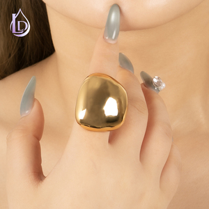 Anillo de Compromiso Clásico Minimalista para Mujer, de Acero Inoxidable Grueso, con Superficie Lisa, Diseño Moderno para Dedo Grande, Chapado en Oro de 18K, <span class=keywords><strong>Darin</strong></span> - Product Image 3