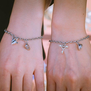 <span class=keywords><strong>2Pcs</strong></span>/Set Perhiasan Pasangan Fashion Gelang <span class=keywords><strong>Magnet</strong></span> Bentuk Hati Daya Tarik <span class=keywords><strong>Magnet</strong></span> Pasangan Gelang Kunci Hati - Product Image 3