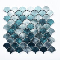 Carrelage artistique moderne personnalisé bleu paon à motifs écailles de poisson, design graphique pour murs intérieurs de villas, salles de bain, cuisines et salons