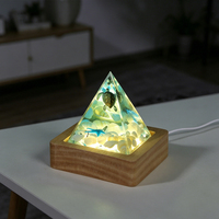 Lámpara de Mesa LED de Resina con Forma de Pirámide Oceánica, Mini Lámpara Nocturna USB con Paisaje de Conchas Marinas, Lámpara de Recuerdo con Temática de Playa para Cumpleaños