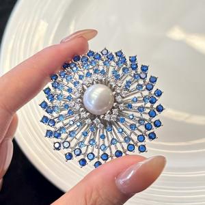 Broche en perle d'eau douce blanche de grande taille, effet feu d'artifice scintillant, pour costumes et manteaux d'automne et d'hiver, idéale pour les robes de soirée - Product Image 3