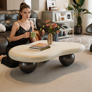 Tavolino da Caffè Moderno Artistico con Piano <span class=keywords><strong>Opaco</strong></span> Bianco Crema a Forma di Nuvola Organica e Gambe Cilindriche Nere per la Casa - Product Image 1