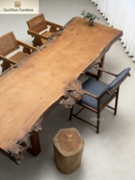 Grande table à manger en bois massif avec bord naturel |   Meubles de salle à manger rustiques faits à la main pour la maison et le bureau