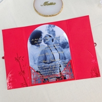 Invitation de mariage classique orientale rouge à pliage en accordéon, avec nœud chinois traditionnel, bouton personnalisé, découpe laser, fenêtre et arche en acrylique