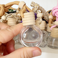 Vente en gros 5ml 8ml 10ml bouteille d'huile essentielle en verre transparent diffuseur de parfum rechargeable en vrac avec capuchon en bois désodorisant de voiture suspendu