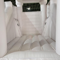 Nouvelle structure gonflable blanche avec toboggan et piscine, idéale pour les mariages, avec ballons suspendus