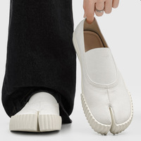 Chaussures blanches style 2 - un nouveau design minimaliste avec des boutures fendues en cuir blanc, conçues pour les femmes élégantes.
