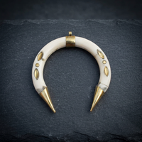 Vente en gros de cornes de buffle naturelles, rondes et carrées, 5 cm, polies, colorées, avec trous, en vrac, pour artisanat fait main et bijoux.
