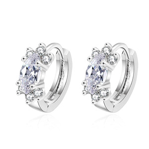 Pendientes de tuerca de moissanita VVS GRA de corte redondo con diseño de cola de pez de líneas simples, rellenos de oro de 14K, joyería de uso diario para mujer - Product Image 1