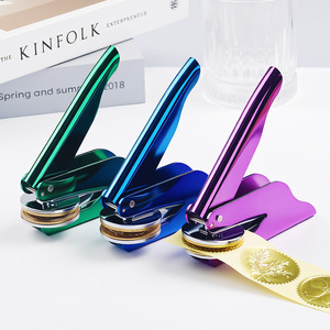 Machine à embosser portable avec pince à trois couleurs pour la décoration de livres et d'enveloppes, motifs personnalisés - Product Image 1