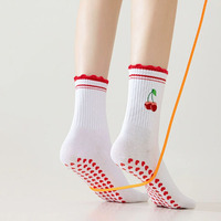 Chaussettes de yoga chaud et de Pilates personnalisées avec motif de cerise brodé, polyester, douces, professionnelles, mi-hautes, antidérapantes, pour femmes