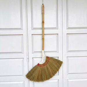 Balai en herbe naturelle avec manche en bambou, poils moyens, 45 pouces+, écologique, pour le nettoyage des sols, style classique, fabriqué en Indonésie - Product Image 1