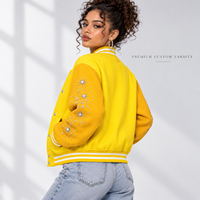 Jaket Varsity Wanita Kuning Custom dengan Dekorasi Bintang Rhinestone, Kerah Bergaris, Manset, Kancing Depan, Pakaian Luar Baseball