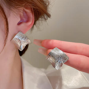Pendientes de tuerca cuadrados plisados con aguja de plata para mujer, aretes de metal personalizados, temperamento versátil a la moda, venta al por mayor - Product Image 2