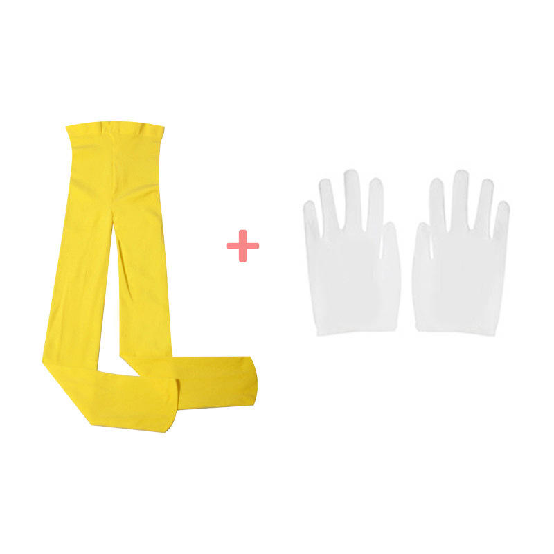 Chaussettes jaunes et gants blancs