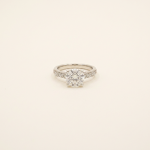 Anillo de compromiso con diamante de laboratorio de corte redondo EVVS de 2.57 ct, con oro macizo de 14K/18K y banda pavé de cuatro puntas - Product Image 1
