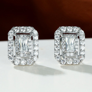 Boucles d'oreilles clous carrées ajourées en zircon pour femme, bijoux de mode géométriques minimalistes - Product Image 6