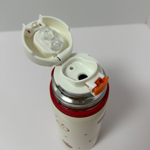 Bouteille d'eau pour enfants en acier inoxydable 316 à double paroi isolée sous vide de 15 oz/450 ml avec couvercle à double usage et sangle de transport - Product Image 4