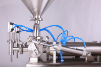 Machine de remplissage de pâte intégrée à double tête, optimisée et à haut débit, pour l'emballage professionnel de liquides chimiques à haute viscosité