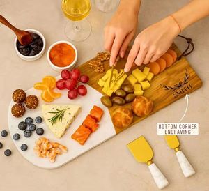 Coffret Cadeau Personnalisé de Charcuterie – Cadeaux de Mariage et de Pendaison de Crémaillère Personnalisés pour Couples – Ensemble de 13 Pièces avec Planche à Découper en Marbre et Bois - Product Image 4