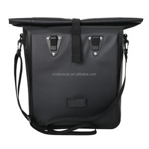 Sacoche de vélo <span class=keywords><strong>VTT</strong></span> étanche fournisseur OEM, bâche en PVC 15L, sac de vélo à toit roulant, sac de porte-bagages arrière <span class=keywords><strong>pour</strong></span> vélo d'extérieur, sac à bandoulière - Product Image 4