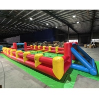 Terrain de football gonflable commercial en PVC, portable pour enfants et adultes, idéal pour les jeux sportifs, les terrains de football, les événements et la location.