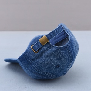 Casquettes de baseball sportives non structurées à 6 panneaux en denim de coton délavé brodé effet vieilli, à visière incurvée, avec lettres, prix d'usine - Product Image 2