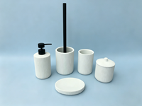 Ensemble d'accessoires de salle de bain 5 pièces en résine blanche côtelée moderne : distributeur de savon, porte-brosse WC, gobelet, pot à cotons-tiges, porte-savon