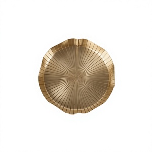 Assiette à dessert artisanale en laiton motif feuille de lotus, élégante, avec dessous de verre doré et plateau décoratif en métal pour la décoration intérieure - Product Image 1