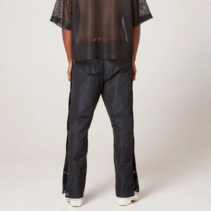 <span class=keywords><strong>กางเกง</strong></span><span class=keywords><strong>ขา</strong></span>บานผู้ชายผ้าไนลอนแบบ<span class=keywords><strong>กว้าง</strong></span>ติดกระดุมด้านข้างออกแบบโลโก้ได้ตามต้องการ - Product Image 4