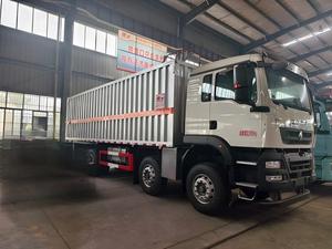 Camión de Caja Cerrada Haowo de Uso Pesado para el Transporte de Materiales Peligrosos con Cuatro Ejes Delanteros y Ocho Ejes Traseros - Product Image 2