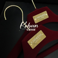 Cintres antidérapants robustes en velours rouge avec barre transversale, logo personnalisé pour les boutiques de robes de mariée, robes de soirée, robes de mariée