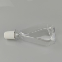 Bouteille triangulaire en plastique PET personnalisable de 500ml pour savon liquide shampooing goutte pour les yeux et maquillage café bouchon à vis emballage de stockage
