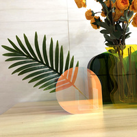 Vase moderne en acrylique transparent pour la décoration intérieure, pour les arrangements floraux dans le salon et la décoration de la véranda avec des fleurs séchées