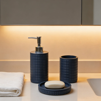 Ensemble d'accessoires de salle de bain en résine texturée bleu marine à motif quadrillé, 3 pièces : distributeur de savon liquide, gobelet et plateau de vanité pour comptoir de salle de bain
