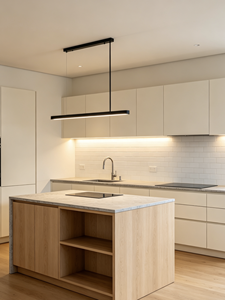 Ensemble d'armoires de cuisine modernes, îlot central, armoires en bois clair et blanc style Shaker, meubles de cuisine sur mesure pour la maison - Product Image 2