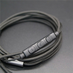 Cable de audio trenzado de 3,5 mm a 2,5 mm con control de micrófono para auriculares y dispositivos digitales - Product Image 5
