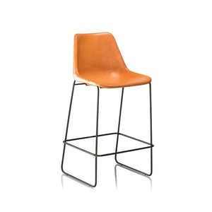 Tabouret de bar de luxe en cuir marron, dossier haut, siège rembourré, cadre robuste, chaise pivotante réglable, design moderne, usage commercial, métal - Product Image 1