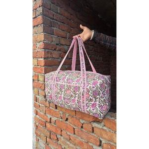 Bolsa de lona de algodón acolchada con estampado tradicional hecho a mano, elegante, ligera, duradera y espaciosa para viajes de vacaciones. - Product Image 2