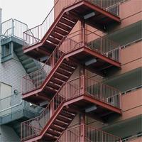 Escalier d'évacuation en acier plié de conception moderne pour l'extérieur, escalier droit, revêtement ignifuge durable