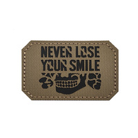 Parches Tácticos de Morale con Diseño Divertido de Gancho y Bucle IR con la Frase 'NUNCA TE PERDAS LA SONRIENTE'