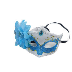 Voile de soirée haut de gamme pour femme, style Saint-Valentin, demi-visage, avec fleur latérale et strass, en plastique, pour couple - Product Image 5