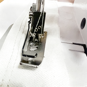 Machine à coudre surjeteuse LX-757 pour usage domestique, double aiguille, avec réglage de vitesse, surjeteuse à trois fils, petite taille - Product Image 1