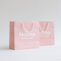 Sac en papier kraft rose de luxe personnalisé avec logo en relief argenté pour vêtements marques lunettes montres accessoire de mode