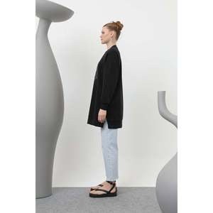 Tunique noire pour femme Puane avec détails en pierres adhésives sur le devant et embellissements scintillants, haut élégant à manches longues, modèle 10612TUN - Product Image 4