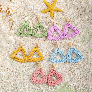 Boucles d'oreilles clous tressées en rotin et herbe de canne, faites à la main, géométriques, triangulaires, ethniques, bohèmes, élégantes et personnalisées pour femmes, cadeau tendance - Product Image 3